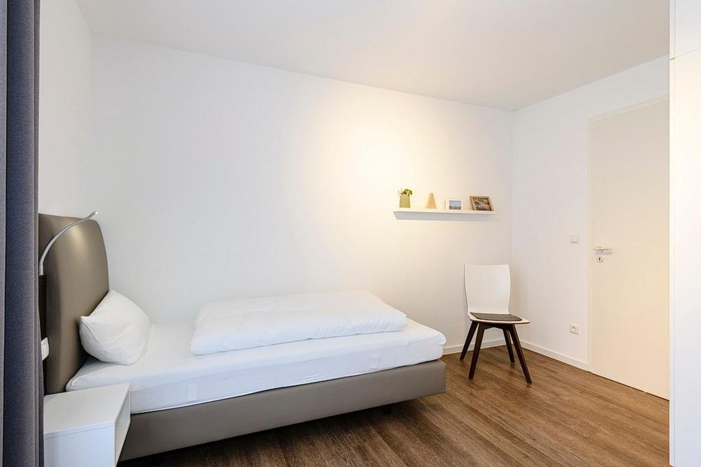 Deichhäuser Anna Küste Deichhäuser Anna Küste 1-34 Bensersiel - Schlafzimmer mit zwei Einzelbetten und Stuhl