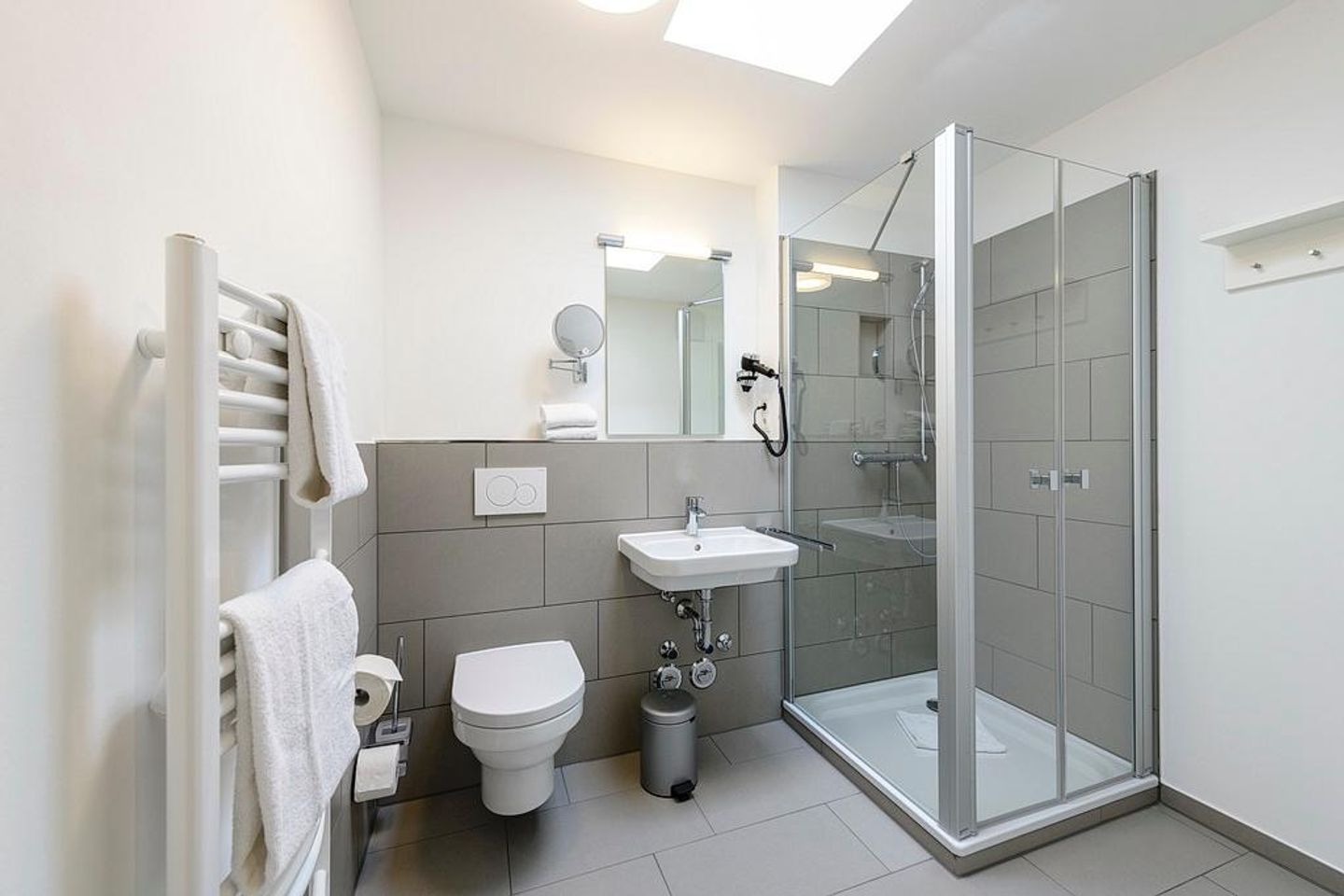 Deichhäuser Anna Küste Deichhäuser Anna Küste 1-34 Bensersiel - Badezimmer mit Waschtisch, WC und Dusche