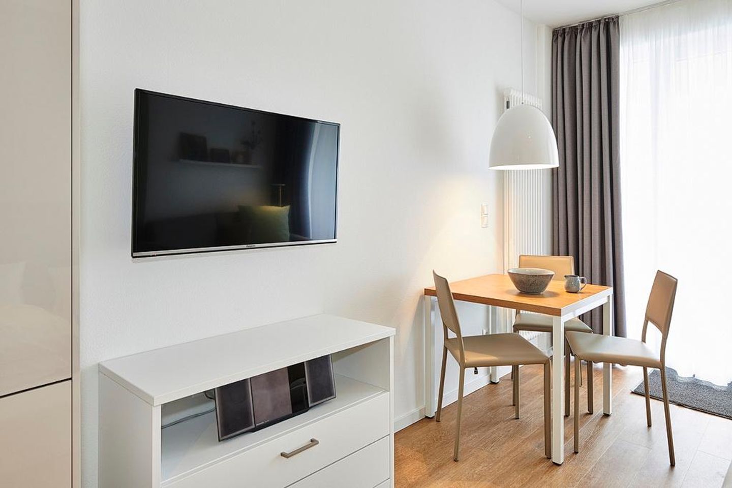 Deichhäuser Anna Küste Deichhäuser Anna Küste 2-12 Bensersiel - Wohn/Essbereich mit Esstisch und TV