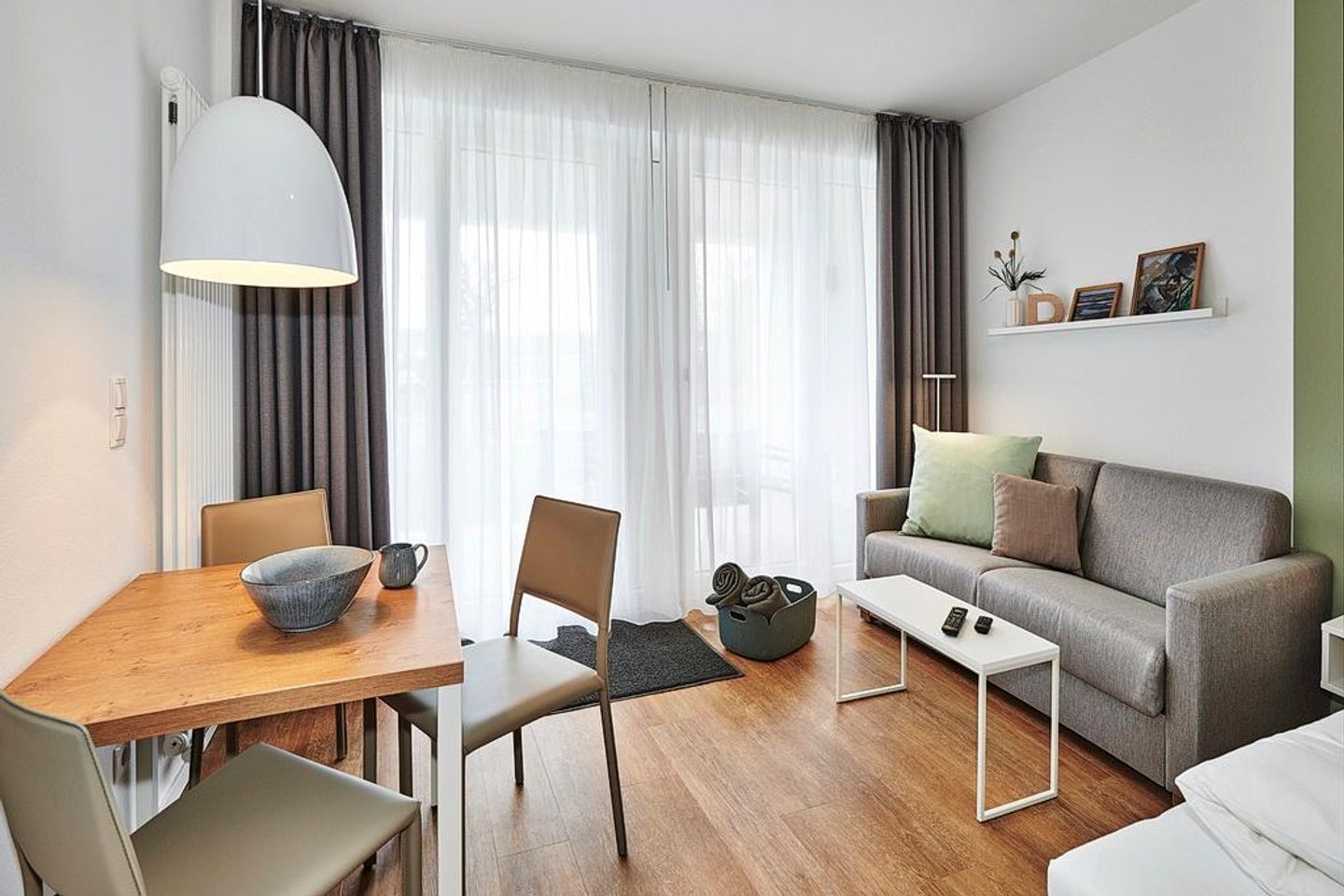 Deichhäuser Anna Küste Deichhäuser Anna Küste 2-12 Bensersiel - Wohn/Essbereich mit Couch und Esstisch