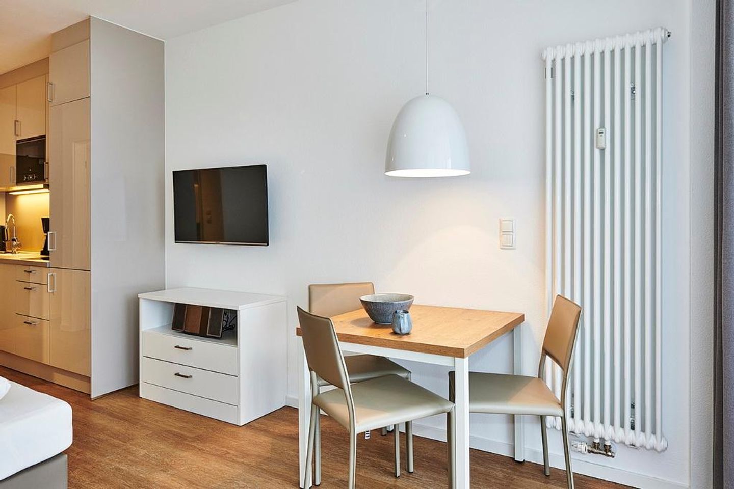 Deichhäuser Anna Küste Deichhäuser Anna Küste 2-12 Bensersiel - Wohn/Essbereich mit Esstisch und TV