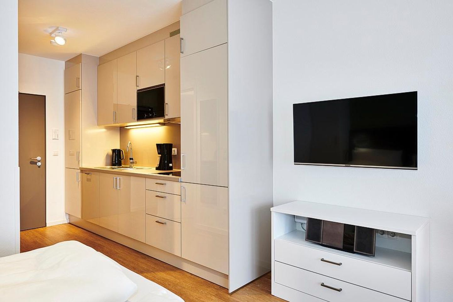 Deichhäuser Anna Küste Deichhäuser Anna Küste 2-12 Bensersiel - Wohn/Essbereich mit Küchenzeile und TV