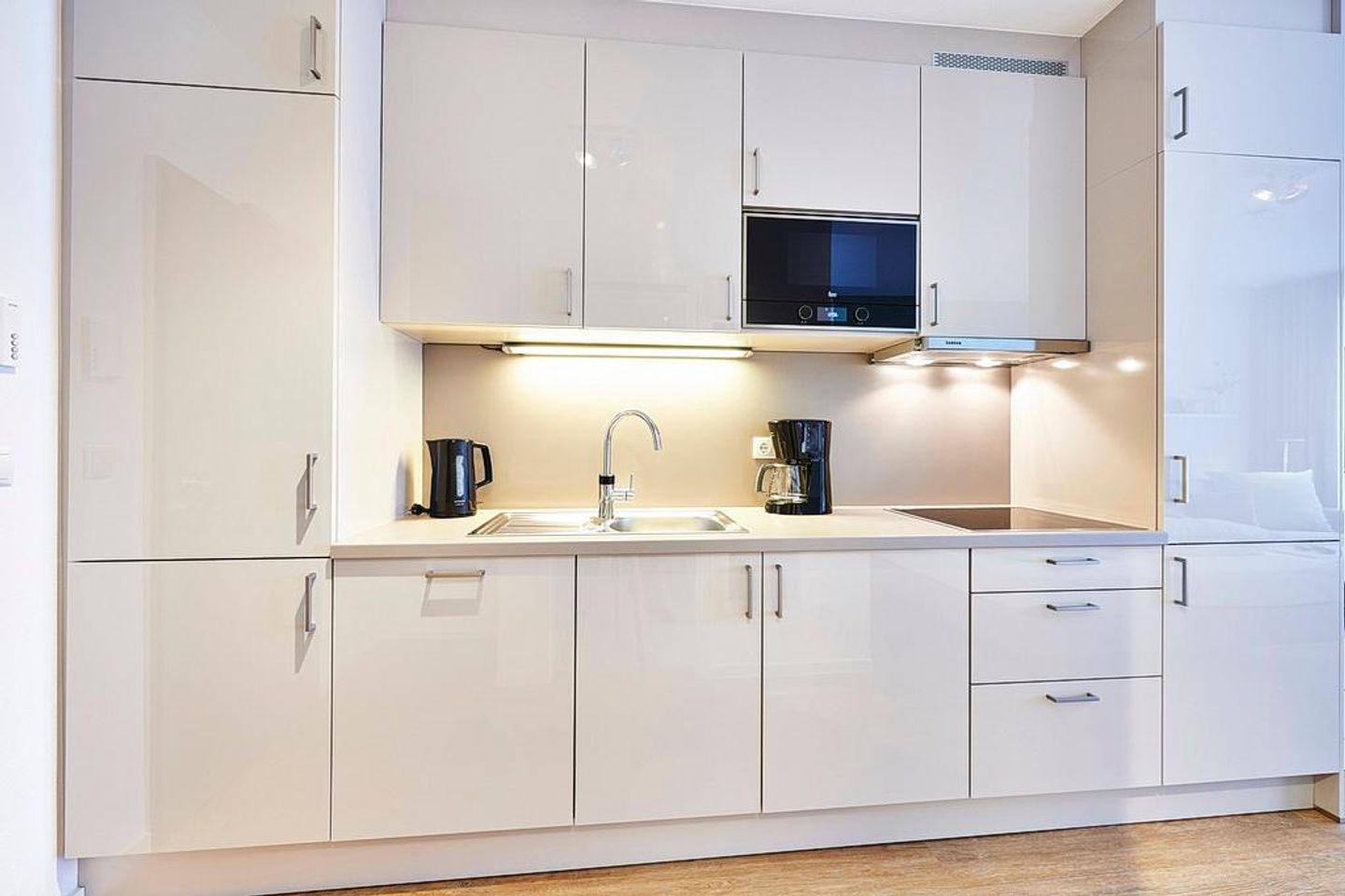 Deichhäuser Anna Küste Deichhäuser Anna Küste 2-12 Bensersiel - Wohn/Essbereich mit Küchenzeile