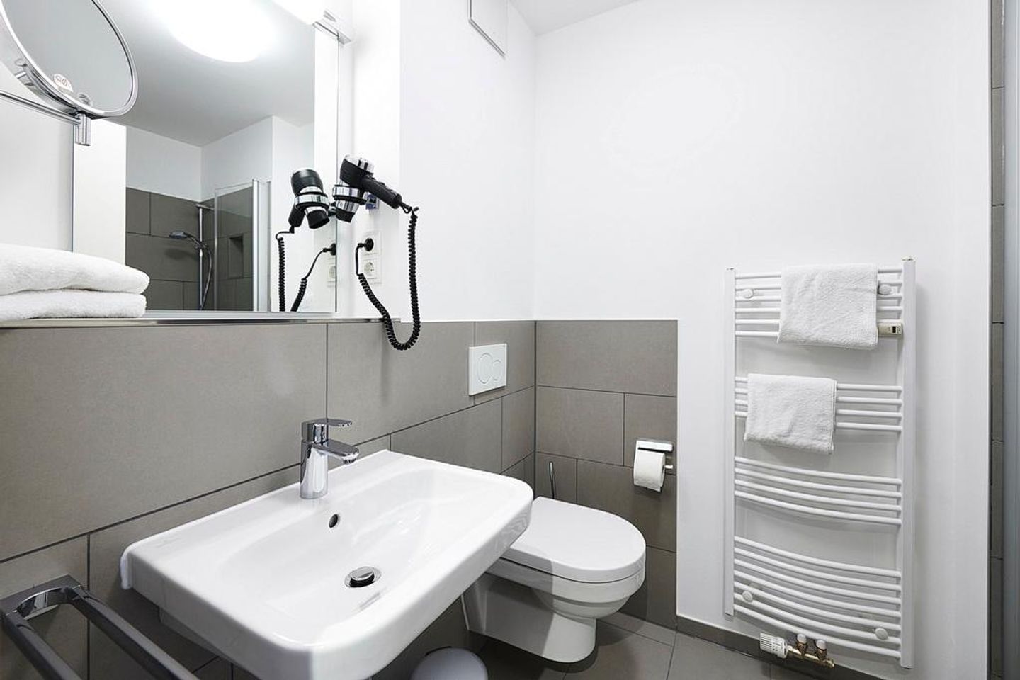 Deichhäuser Anna Küste Deichhäuser Anna Küste 2-12 Bensersiel - Badezimmer mit Waschtisch und WC