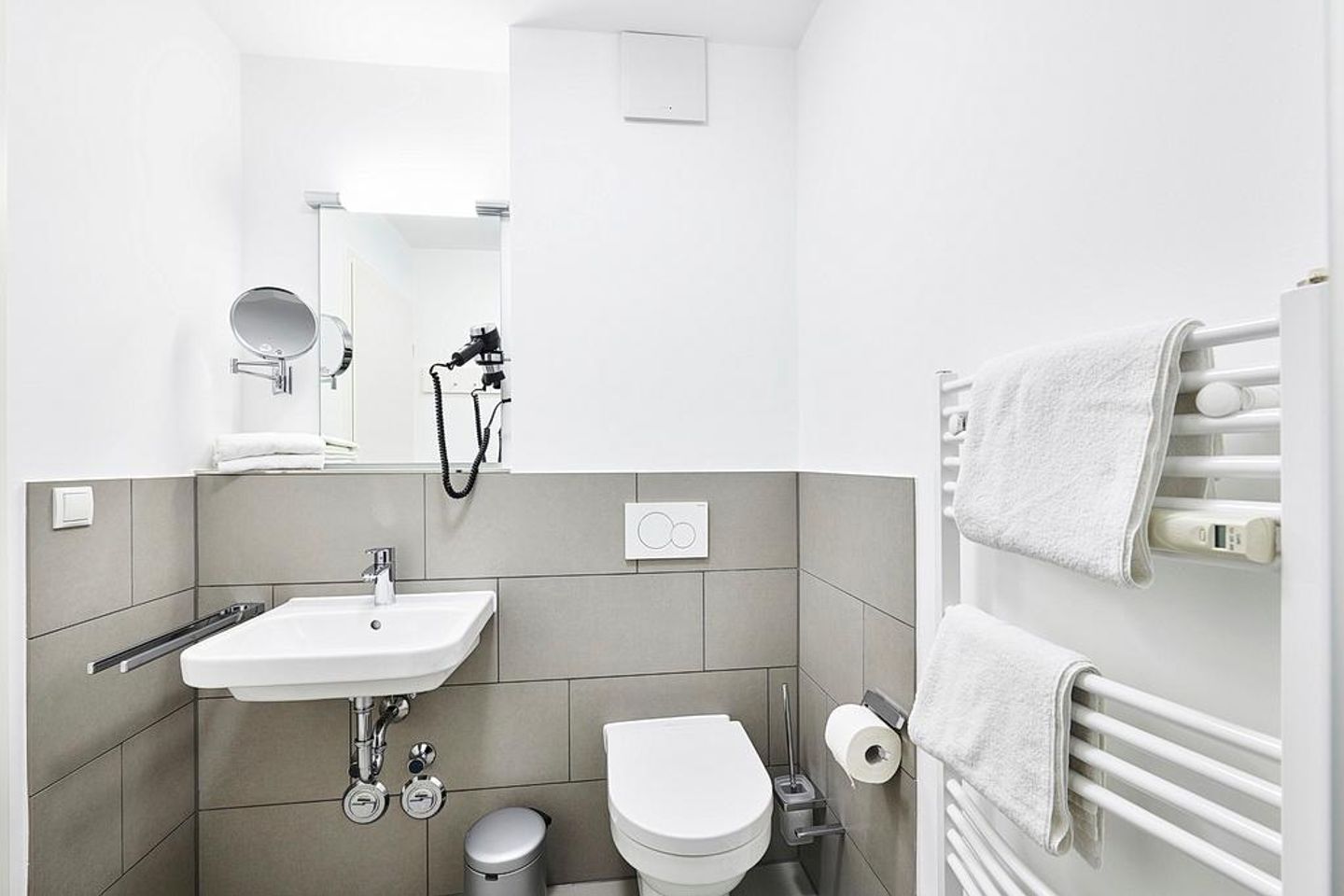 Deichhäuser Anna Küste Deichhäuser Anna Küste 2-12 Bensersiel - Badezimmer mit Waschtisch und WC