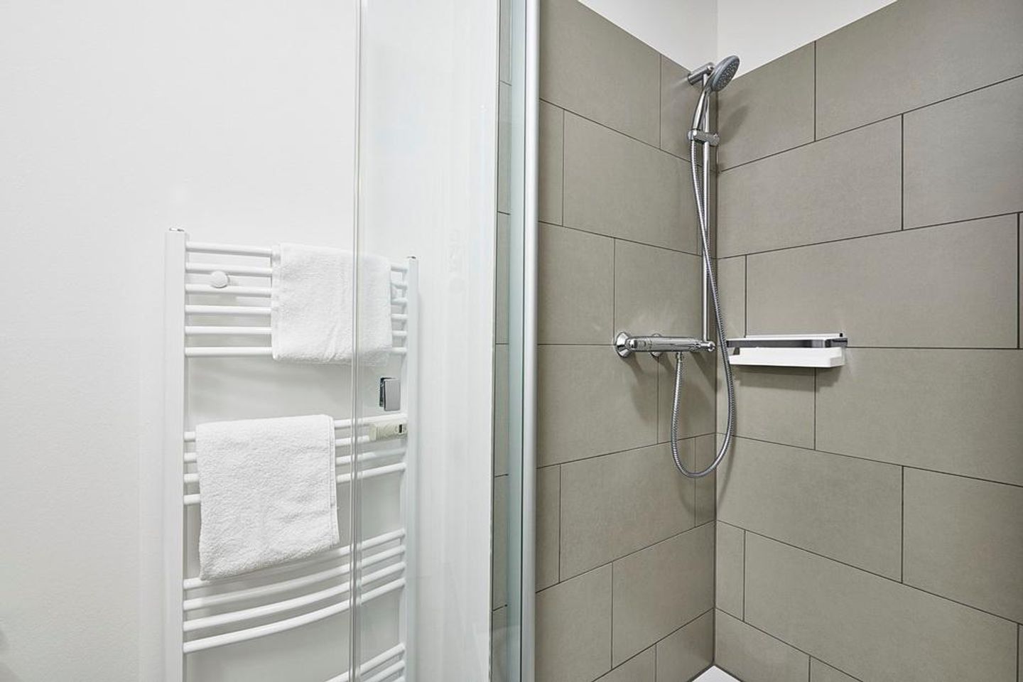 Deichhäuser Anna Küste Deichhäuser Anna Küste 2-12 Bensersiel - Badezimmer mit Dusche