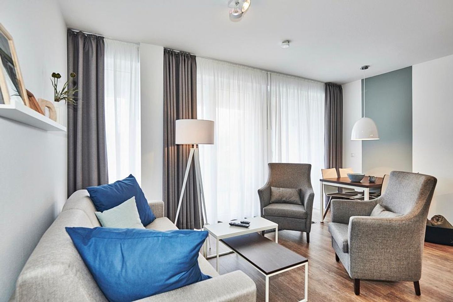 Deichhäuser Anna Küste Deichhäuser Anna Küste 2-13 Bensersiel - Wohn/Essbereich mit Couch, Sesseln und Esstisch