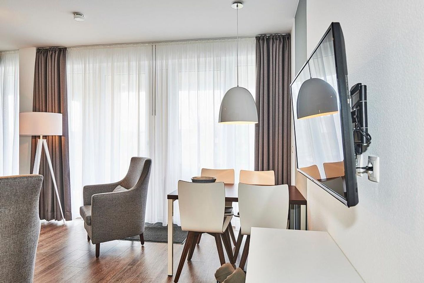 Deichhäuser Anna Küste Deichhäuser Anna Küste 2-13 Bensersiel - Wohn/Essbereich mit TV, Sesseln und Esstisch