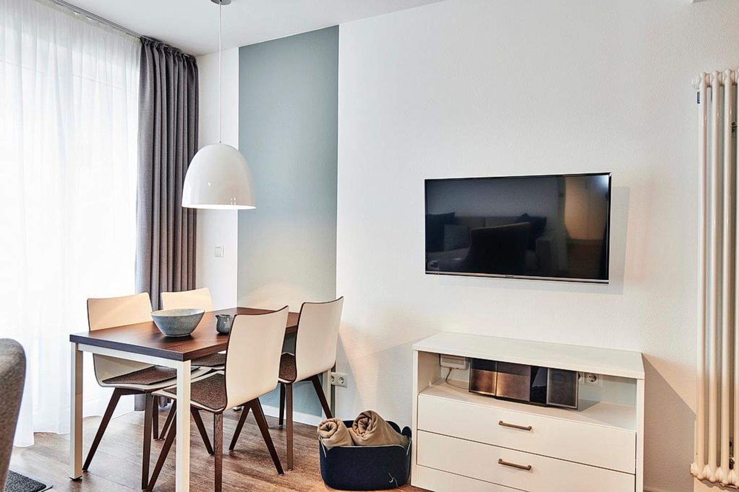 Deichhäuser Anna Küste Deichhäuser Anna Küste 2-13 Bensersiel - Wohn/Essbereich mit Esstisch und TV