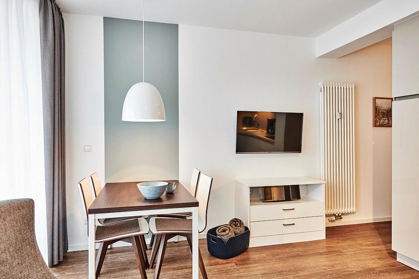 Deichhäuser Anna Küste Deichhäuser Anna Küste 2-13 Bensersiel - Wohn/Essbereich mit Esstisch und TV