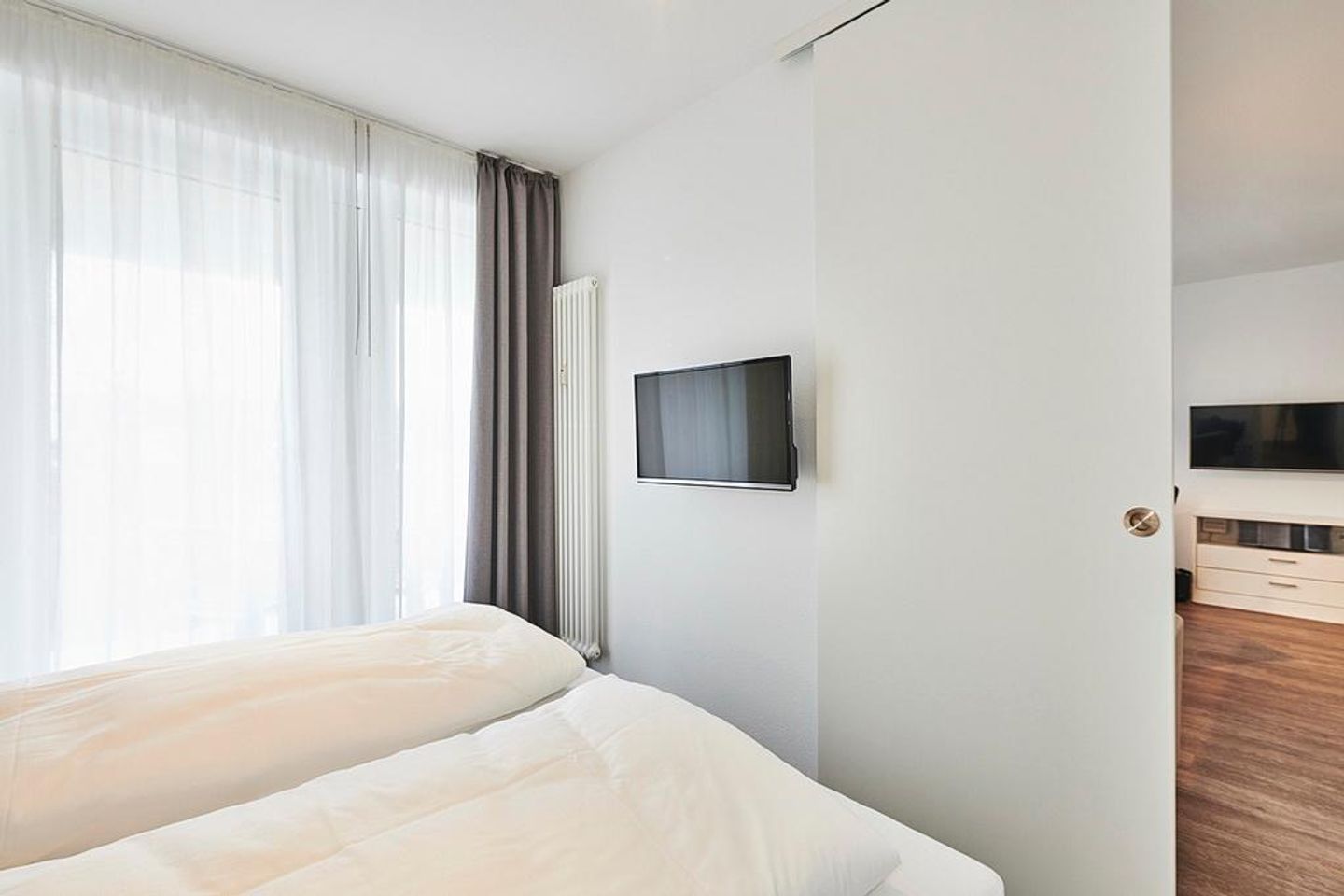 Deichhäuser Anna Küste Deichhäuser Anna Küste 2-13 Bensersiel - Schlafzimmer mit Doppelbett und TV