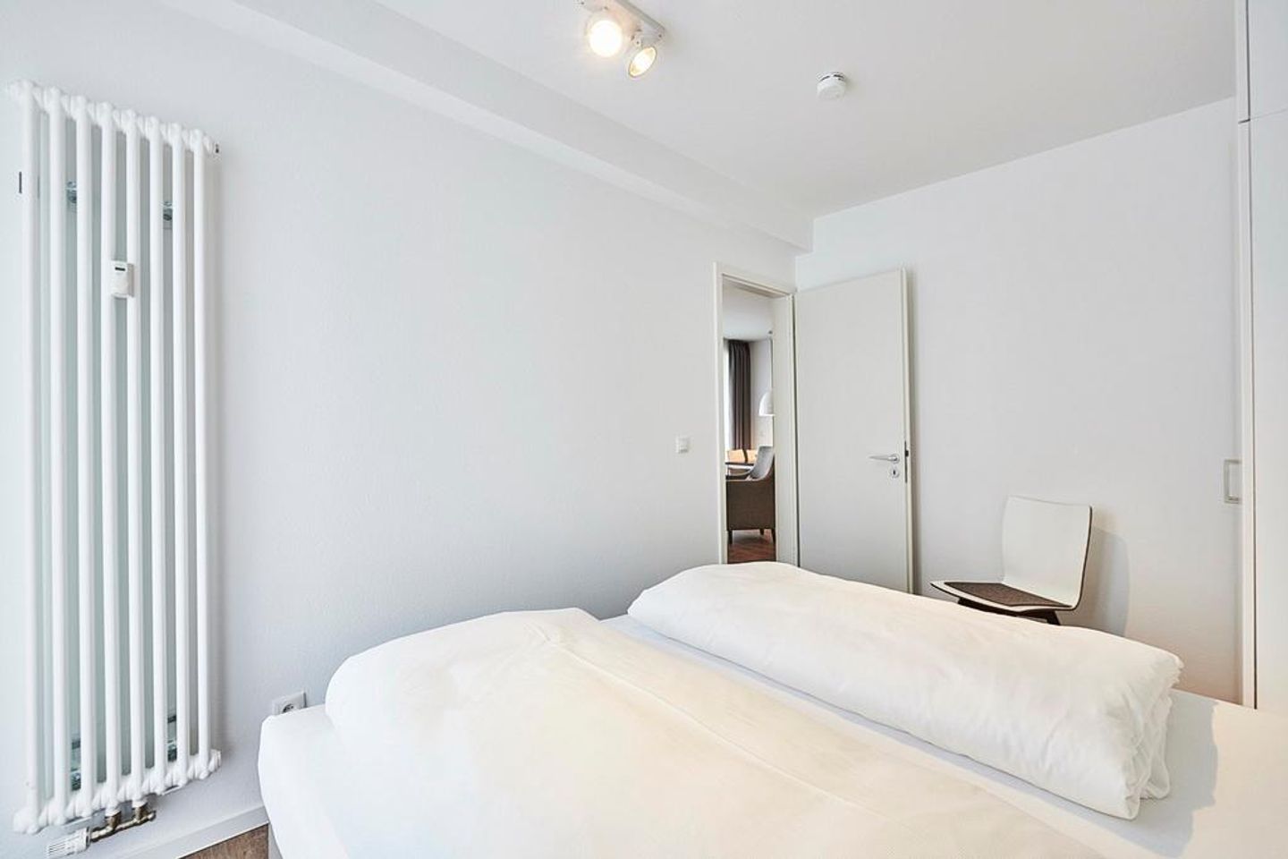 Deichhäuser Anna Küste Deichhäuser Anna Küste 2-13 Bensersiel - Schlafzimmer mit Doppelbett und Stuhl