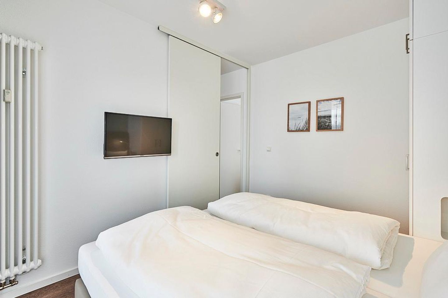 Deichhäuser Anna Küste Deichhäuser Anna Küste 2-13 Bensersiel - Schlafzimmer mit Doppelbett, Kleiderschrank und TV