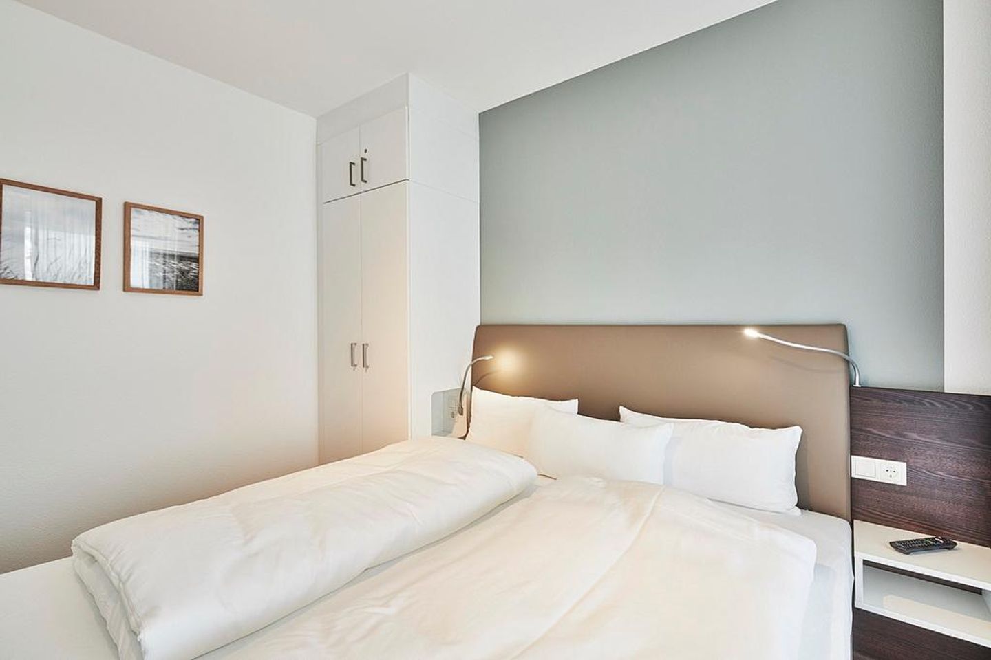 Deichhäuser Anna Küste Deichhäuser Anna Küste 2-13 Bensersiel - Schlafzimmer mit Doppelbett und Kleiderschrank