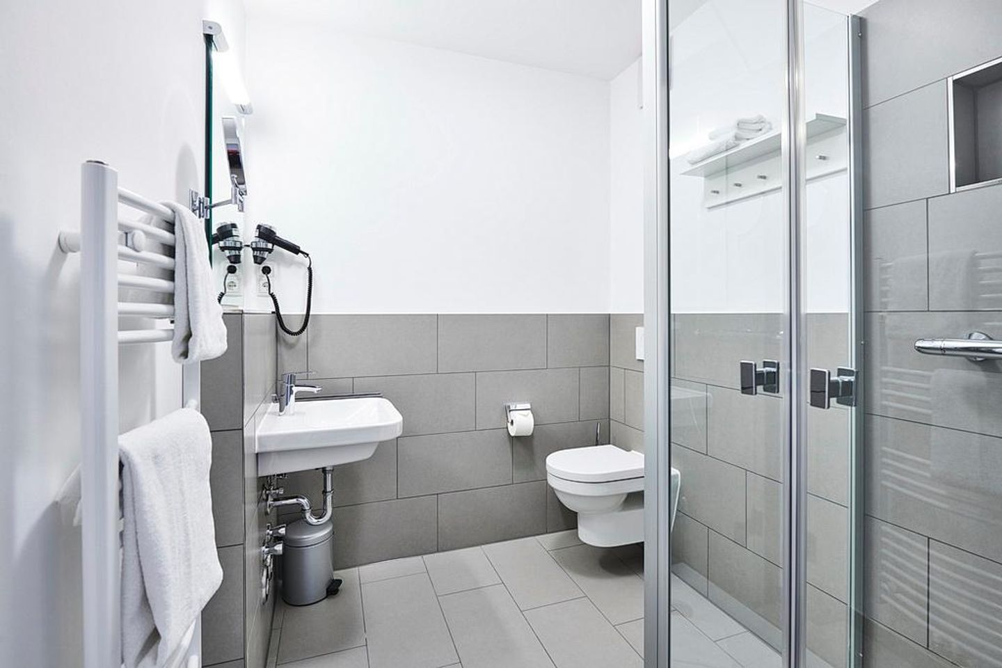 Deichhäuser Anna Küste Deichhäuser Anna Küste 2-13 Bensersiel - Badezimmer mit Waschtisch, Dusche und WC