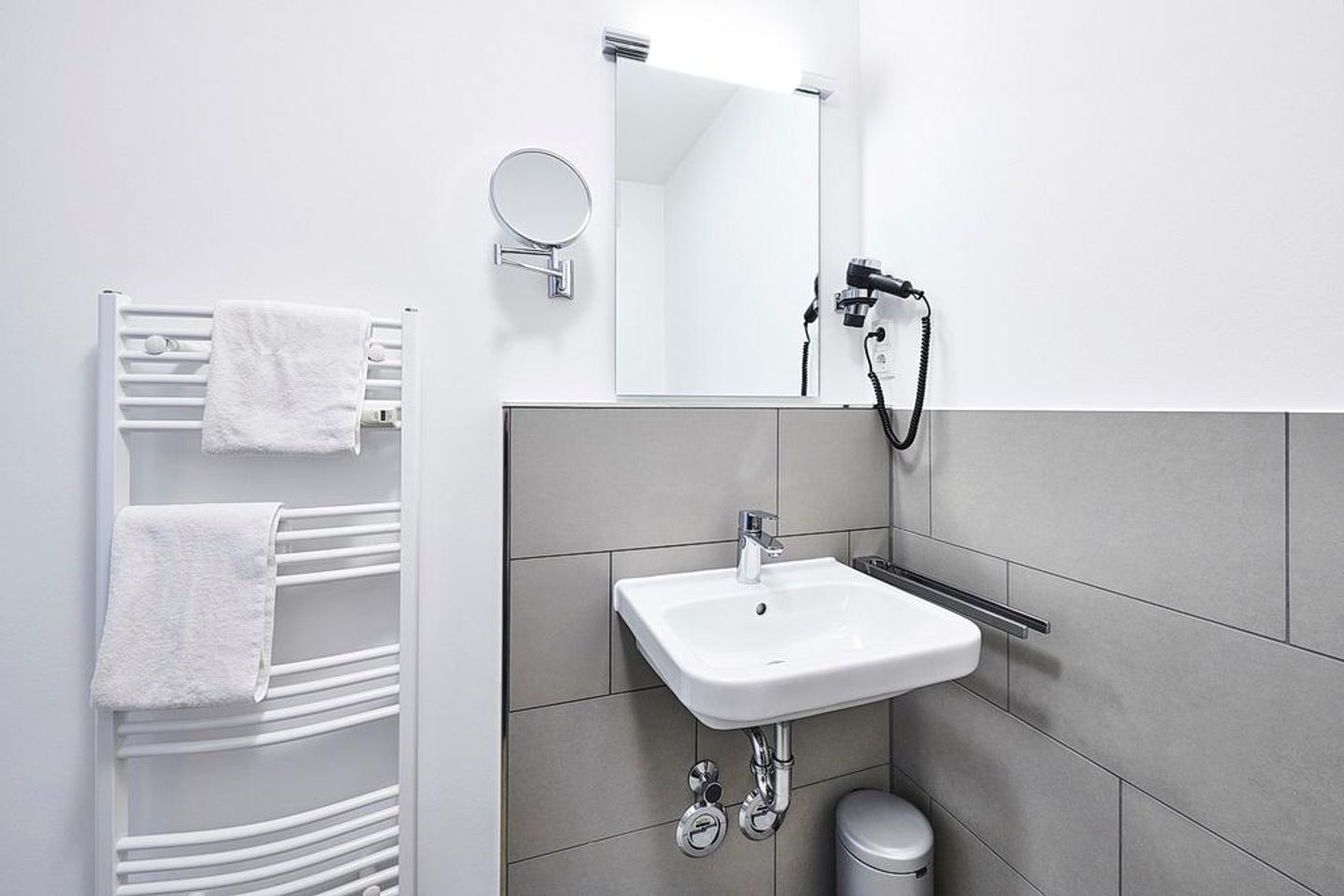 Deichhäuser Anna Küste Deichhäuser Anna Küste 2-13 Bensersiel - Badezimmer mit Waschtisch