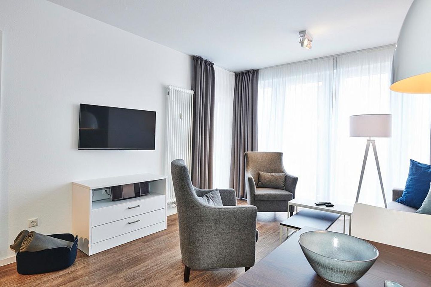 Deichhäuser Anna Küste Deichhäuser Anna Küste 2-14 Bensersiel - Wohn/Essbereich mit Sesseln, Esstisch und Couch