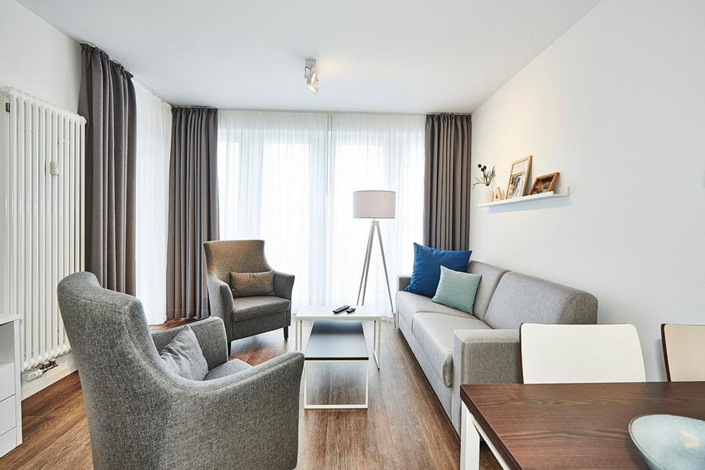 Deichhäuser Anna Küste Deichhäuser Anna Küste 2-14 Bensersiel - Wohn/Essbereich mit Sesseln, Esstisch und Couch