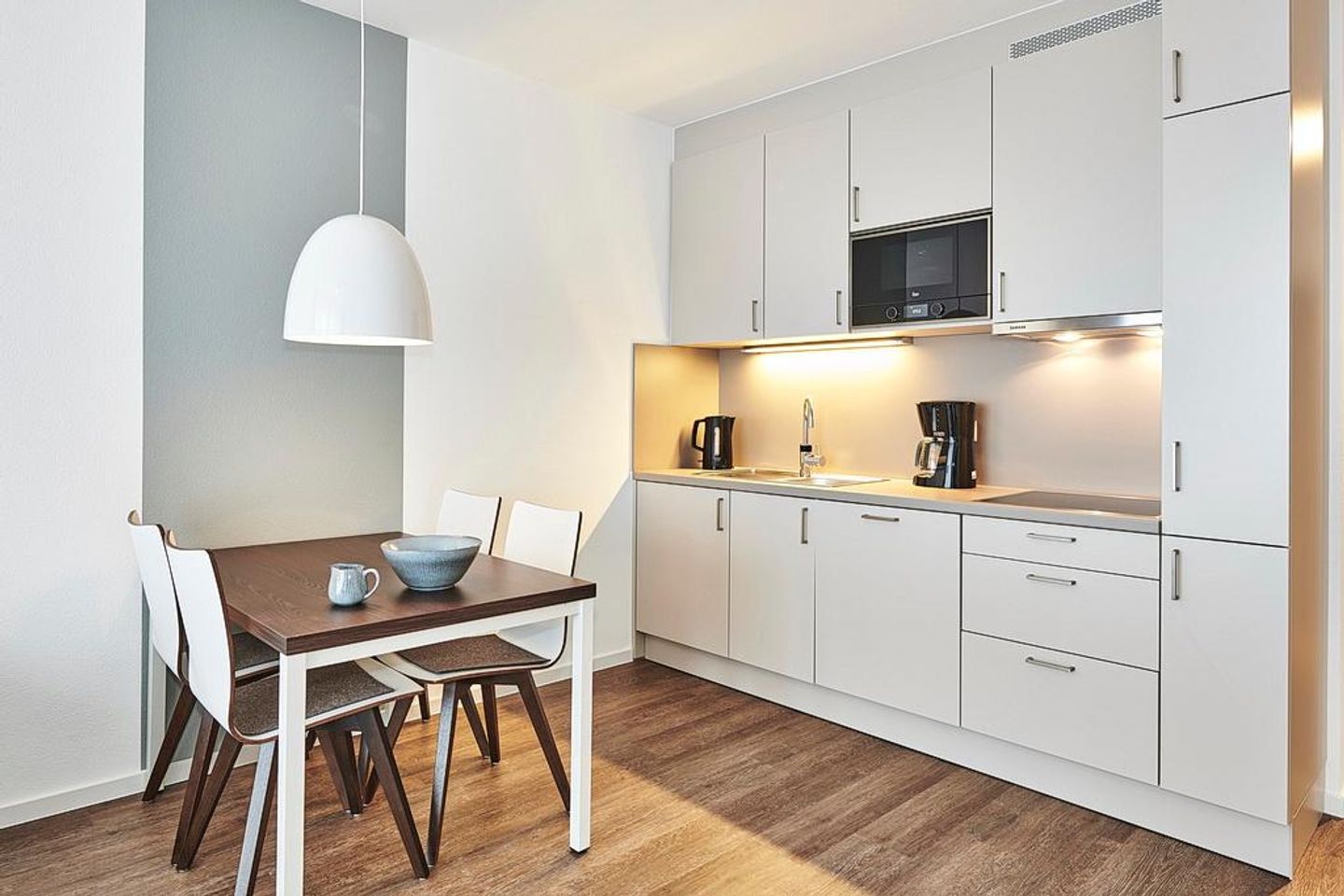 Deichhäuser Anna Küste Deichhäuser Anna Küste 2-14 Bensersiel - Wohn/Essbereich mit Esstisch und Küchenzeile