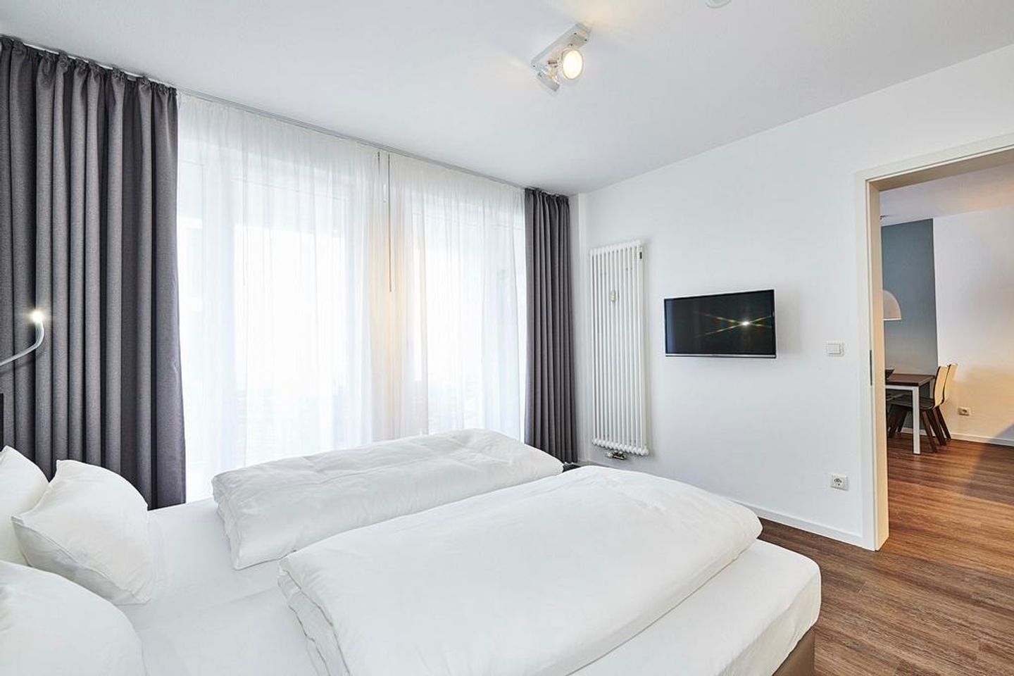 Deichhäuser Anna Küste Deichhäuser Anna Küste 2-14 Bensersiel - Schlafzimmer mit Doppelbett und TV