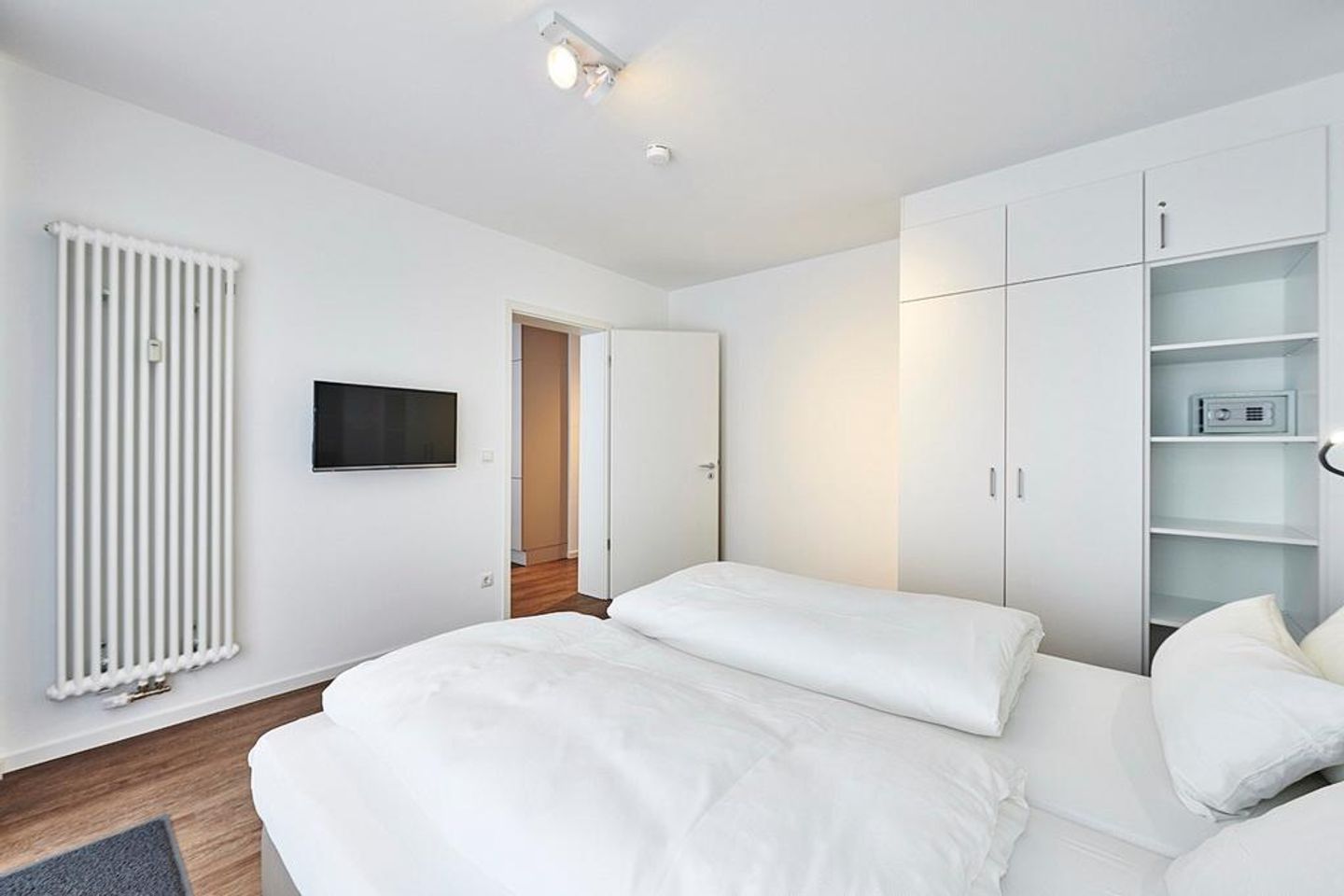 Deichhäuser Anna Küste Deichhäuser Anna Küste 2-14 Bensersiel - Schlafzimmer mit Doppelbett und Kleiderschrank