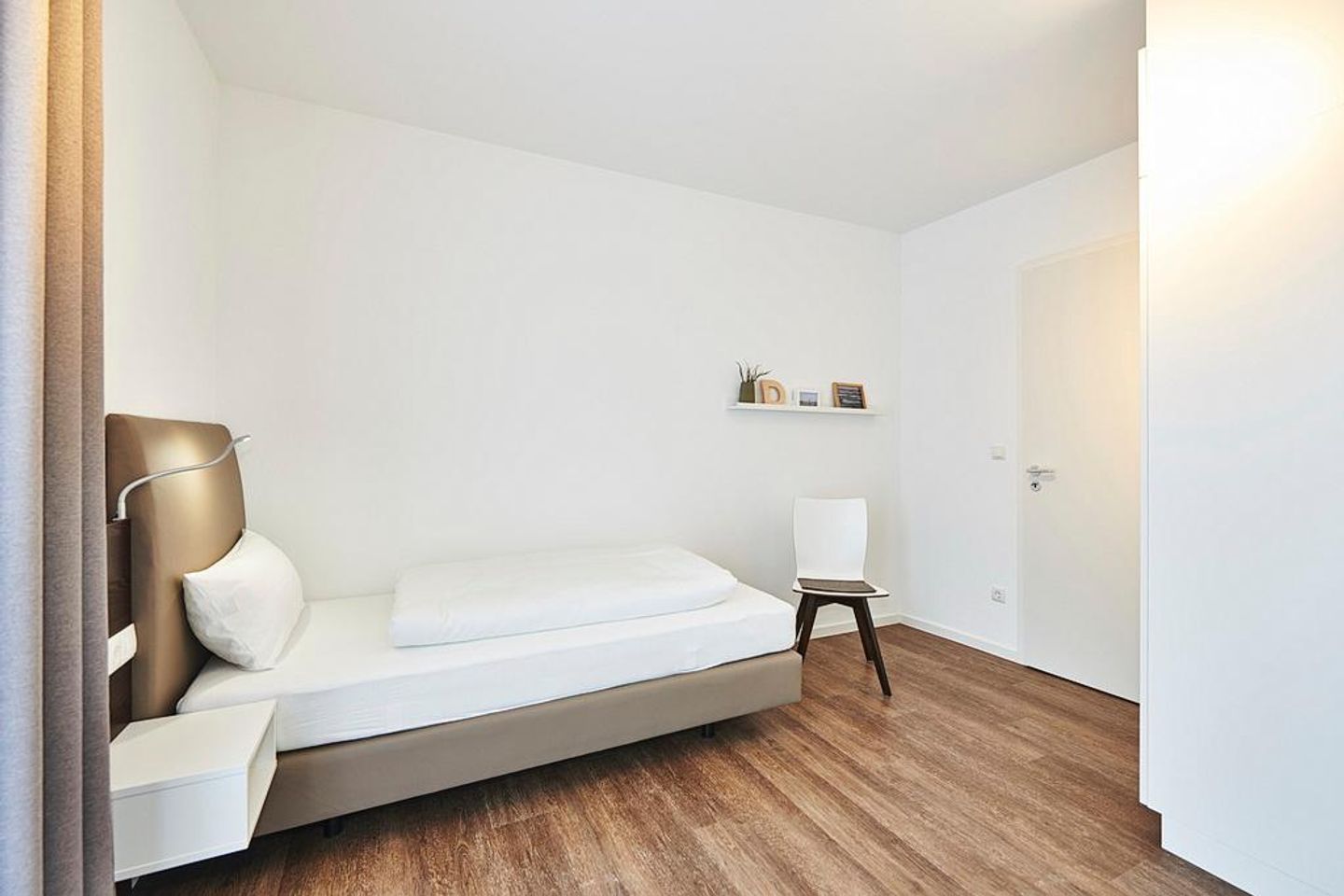 Deichhäuser Anna Küste Deichhäuser Anna Küste 2-14 Bensersiel - Schlafzimmer mit zwei Einzelbetten und Stuhl