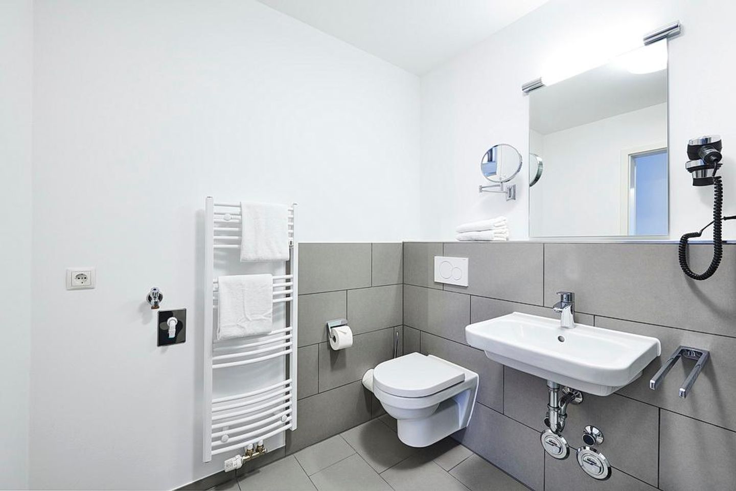 Deichhäuser Anna Küste Deichhäuser Anna Küste 2-14 Bensersiel - Badezimmer mit Waschtisch und WC