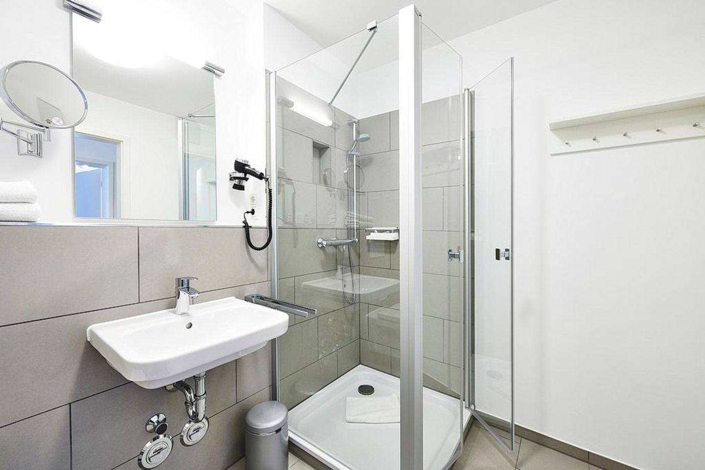 Deichhäuser Anna Küste Deichhäuser Anna Küste 2-14 Bensersiel - Badezimmer mit Waschtisch und Dusche