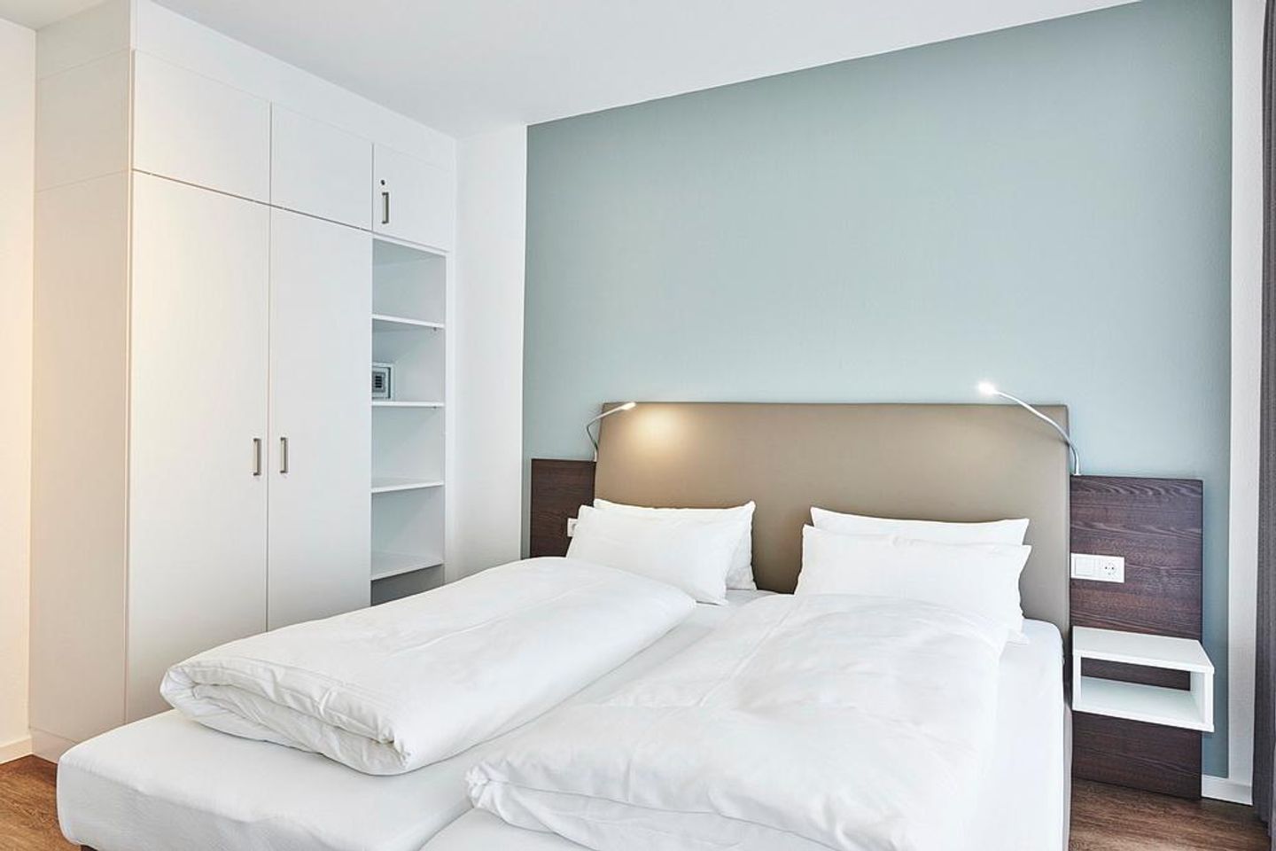 Deichhäuser Anna Küste Deichhäuser Anna Küste 2-14 Bensersiel - Schlafzimmer mit Doppelbett und Kleiderschrank