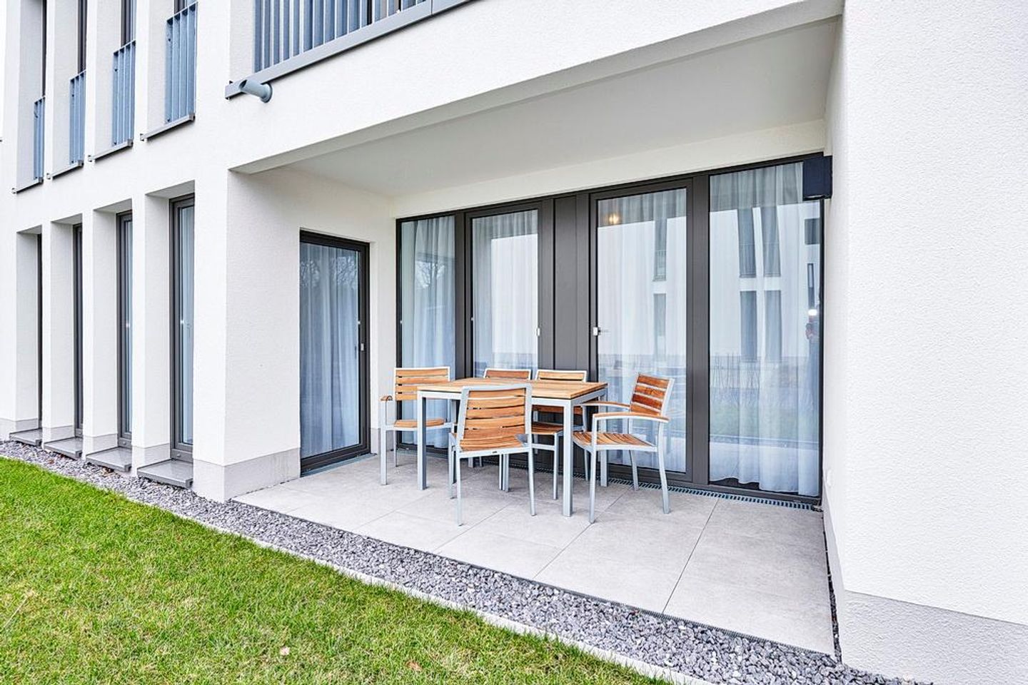 Deichhäuser Anna Küste Deichhäuser Anna Küste 2-14 Bensersiel - Terrasse mit Sitzgelegenheiten und Garten