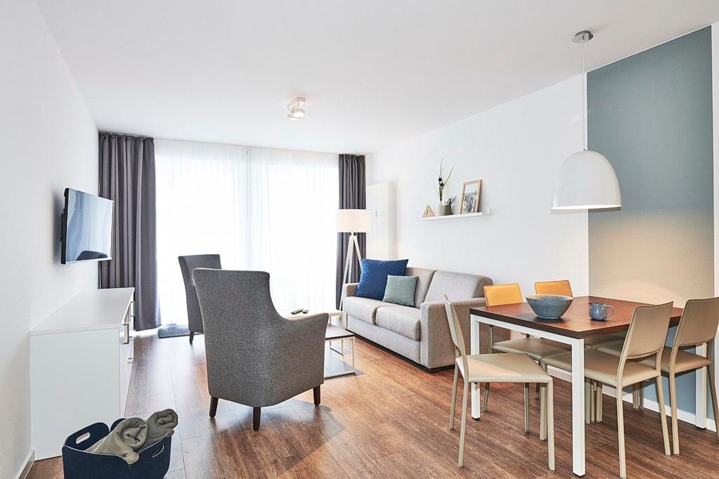 Deichhäuser Anna Küste Deichhäuser Anna Küste 2-20 Bensersiel - Wohn/Essbereich mit Esstisch, Couch, Sesseln und TV