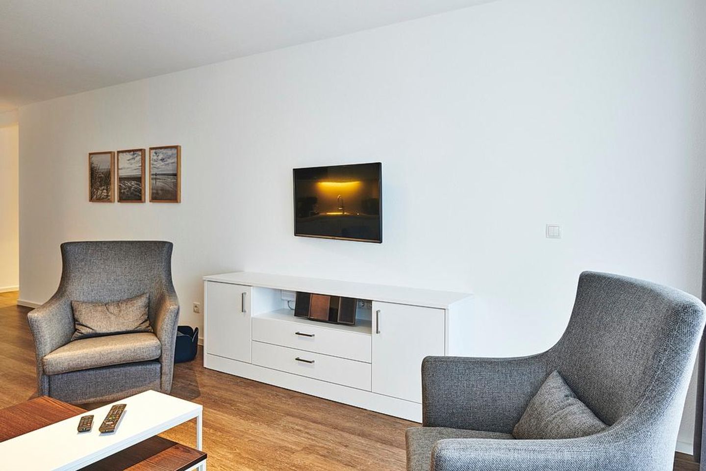 Deichhäuser Anna Küste Deichhäuser Anna Küste 2-20 Bensersiel - Wohn/Essbereich mit Sesseln und TV