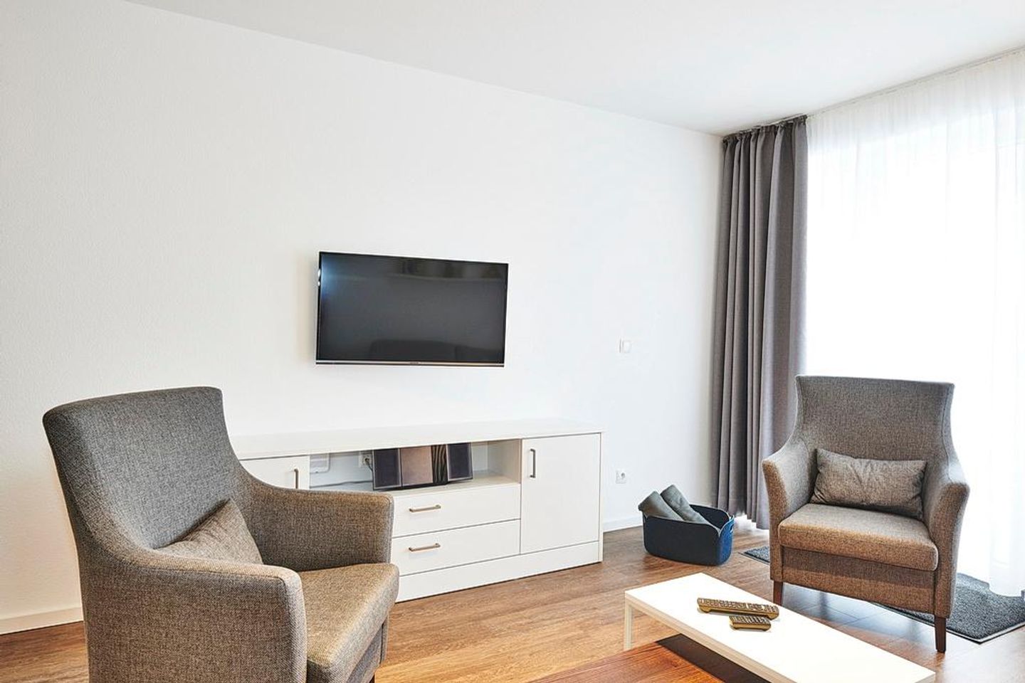 Deichhäuser Anna Küste Deichhäuser Anna Küste 2-20 Bensersiel - Wohn/Essbereich mit Sesseln und TV