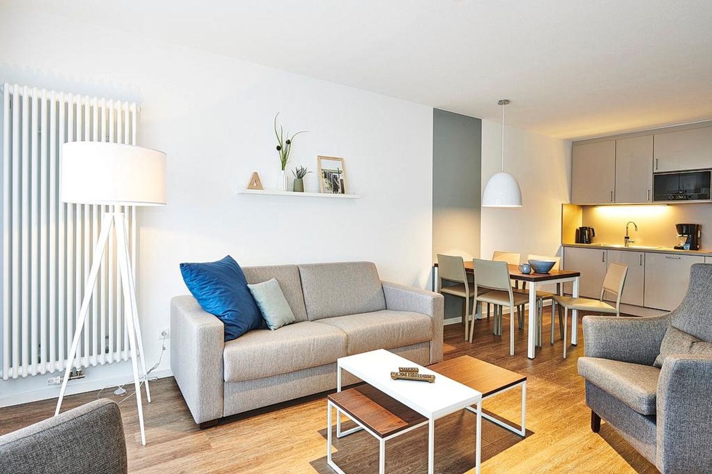 Deichhäuser Anna Küste Deichhäuser Anna Küste 2-20 Bensersiel - Wohn/Essbereich mit Couch, Sesseln, Esstisch und Küchenzeile