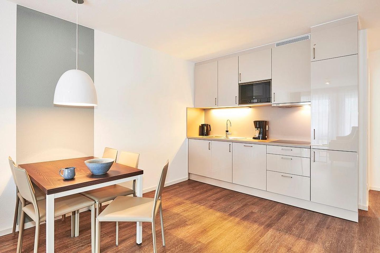 Deichhäuser Anna Küste Deichhäuser Anna Küste 2-20 Bensersiel - Wohn/Essbereich mit Esstisch und Küchenzeile