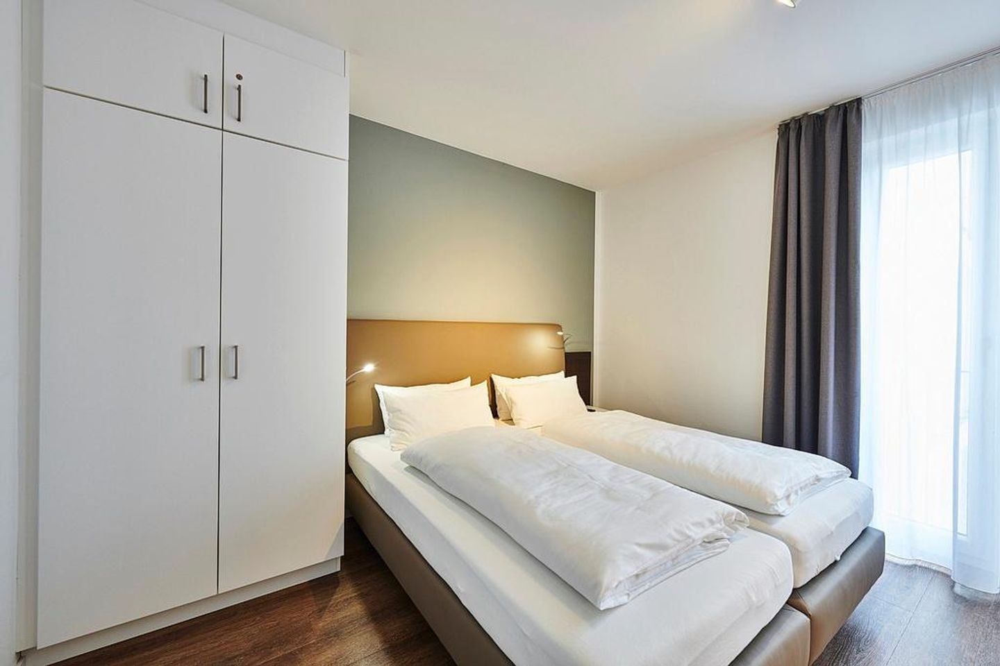 Deichhäuser Anna Küste Deichhäuser Anna Küste 2-20 Bensersiel - Schlafzimmer mit Doppelbett und Kleiderschrank