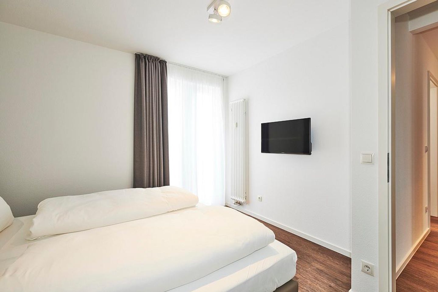 Deichhäuser Anna Küste Deichhäuser Anna Küste 2-20 Bensersiel - Schlafzimmer mit Doppelbett und TV