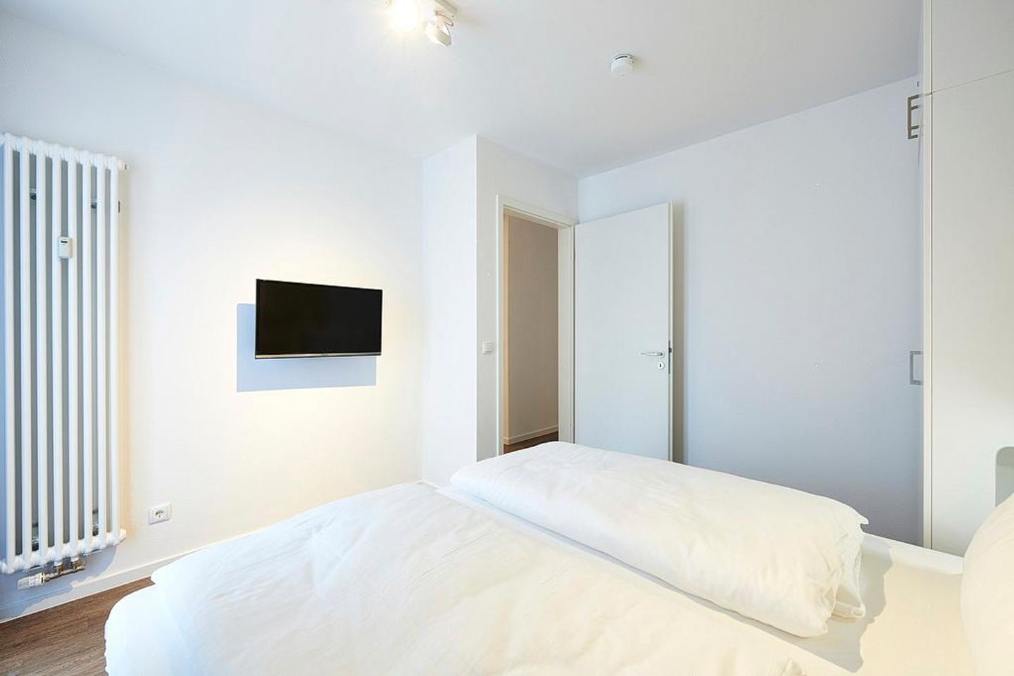 Deichhäuser Anna Küste Deichhäuser Anna Küste 2-20 Bensersiel - Schlafzimmer mit Doppelbett, Kleiderschrank und TV