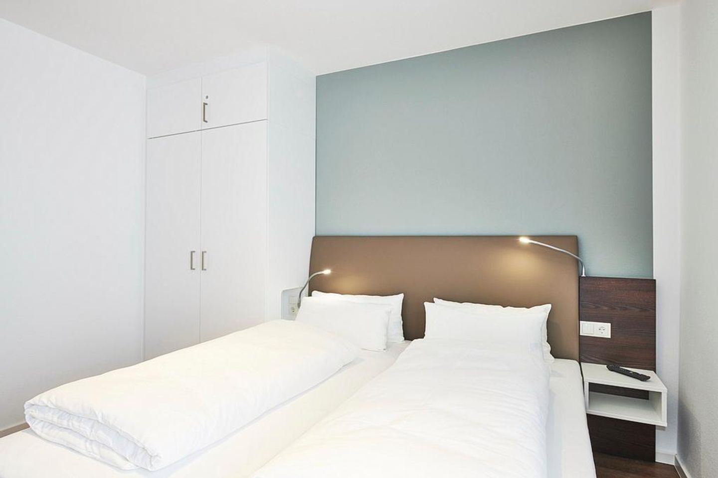 Deichhäuser Anna Küste Deichhäuser Anna Küste 2-20 Bensersiel - Schlafzimmer mit Doppelbett und Kleiderschrank