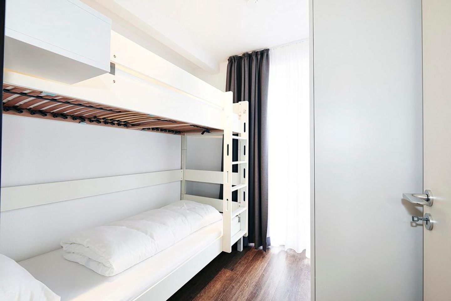 Deichhäuser Anna Küste Deichhäuser Anna Küste 2-20 Bensersiel - Schlafzimmer mit Stapelbett und Kleiderschrank