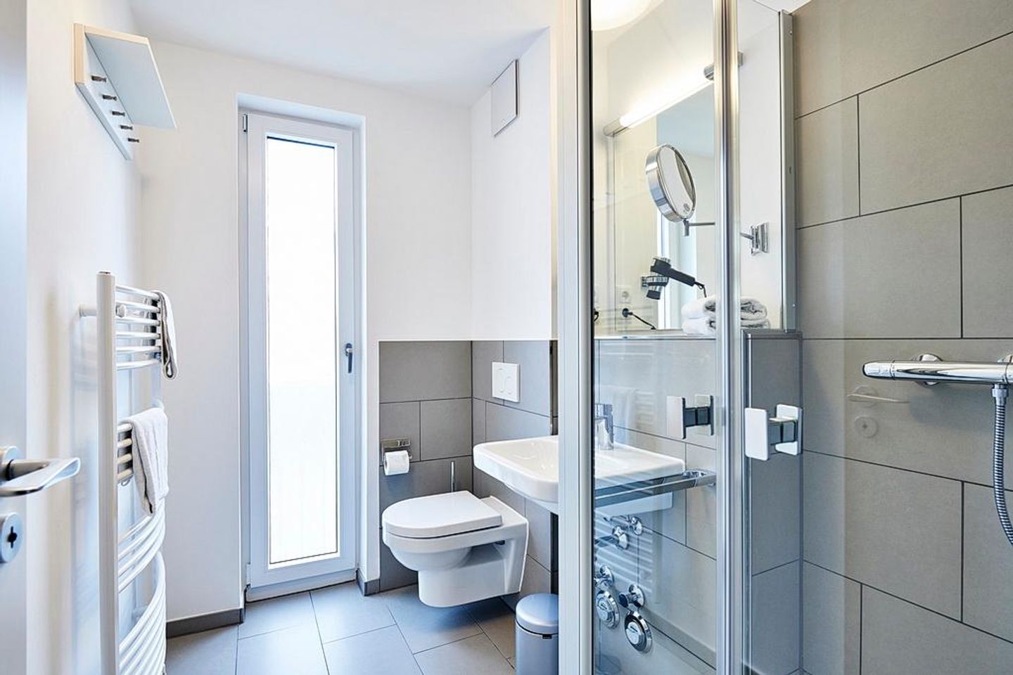 Deichhäuser Anna Küste Deichhäuser Anna Küste 2-20 Bensersiel - Badezimmer mit Waschtisch, WC und Dusche