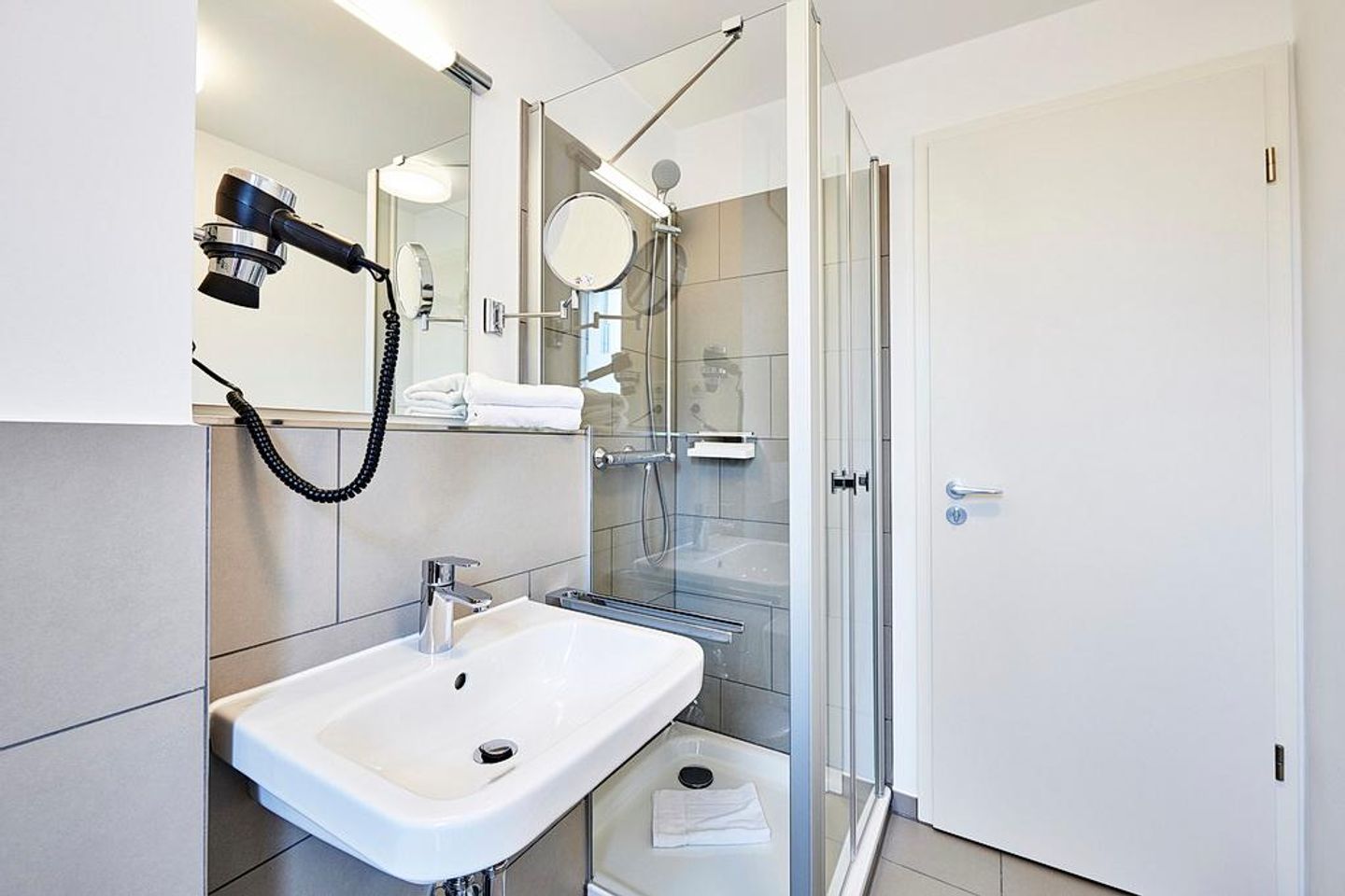 Deichhäuser Anna Küste Deichhäuser Anna Küste 2-20 Bensersiel - Badezimmer mit Waschtisch und Dusche