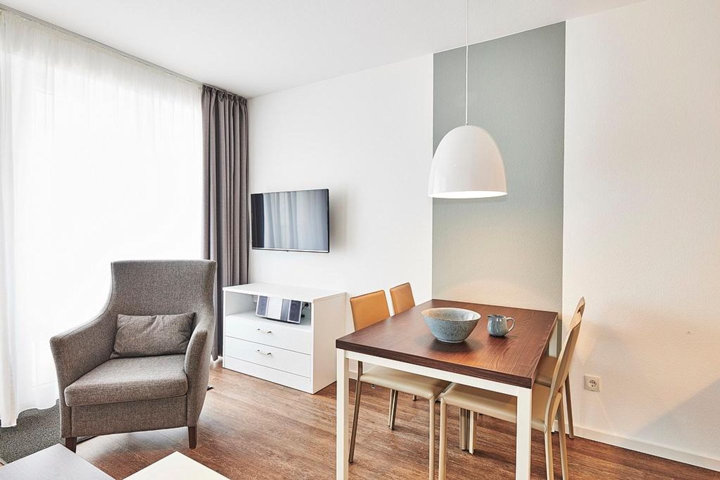 Deichhäuser Anna Küste Deichhäuser Anna Küste 2-21 Bensersiel - Wohn/Essbereich mit Sessel, TV und Esstisch