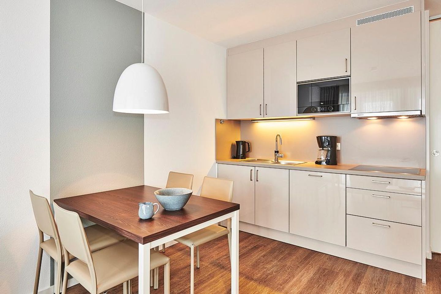 Deichhäuser Anna Küste Deichhäuser Anna Küste 2-21 Bensersiel - Wohn/Essbereich mit Esstisch und Küchenzeile