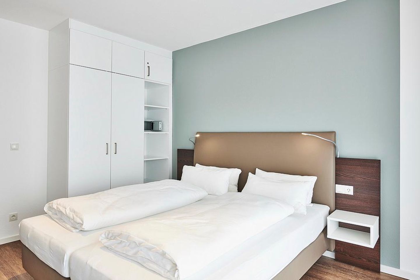 Deichhäuser Anna Küste Deichhäuser Anna Küste 2-21 Bensersiel - Schlafzimmer mit Doppelbett und Kleiderschrank