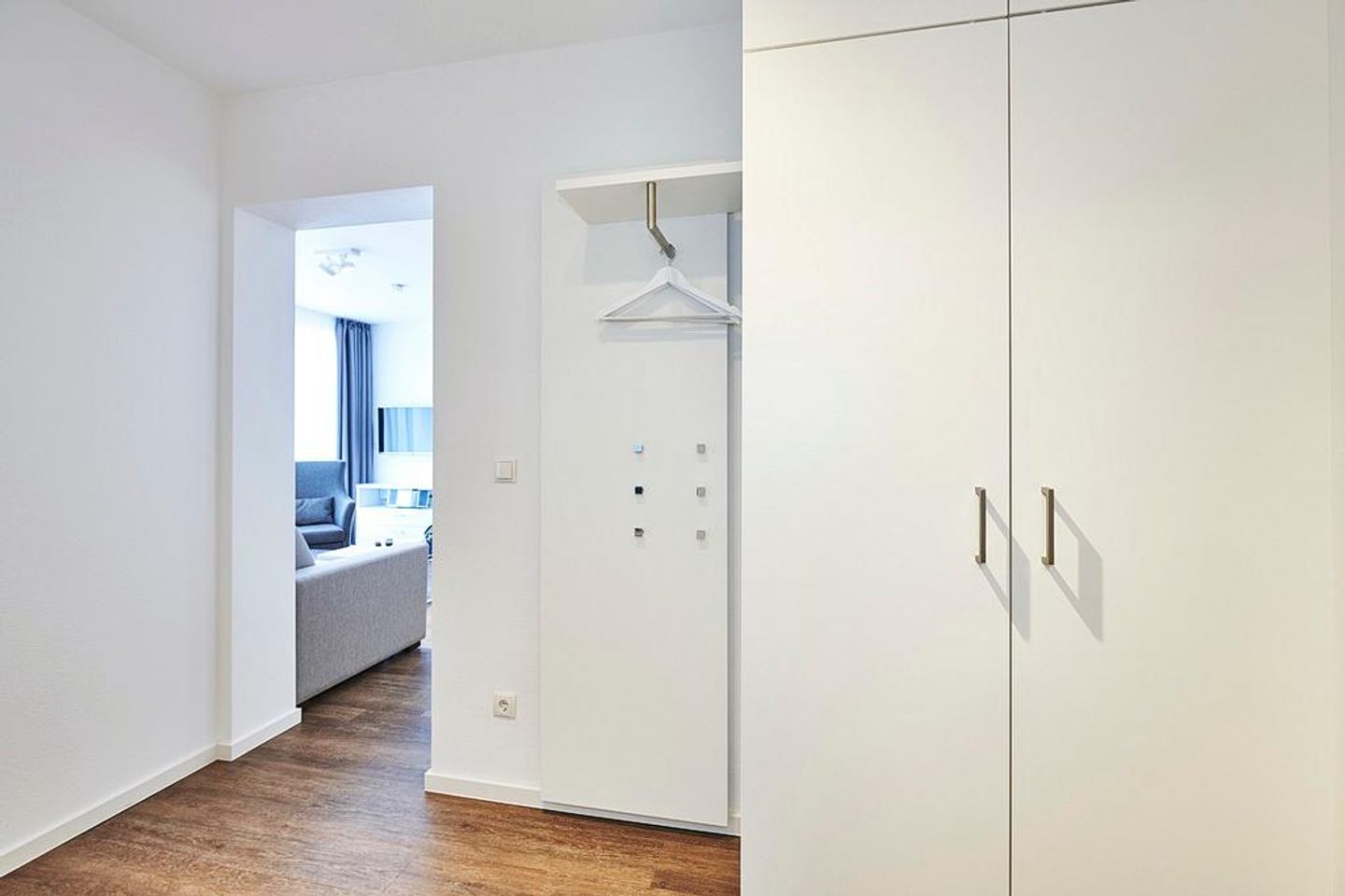 Deichhäuser Anna Küste Deichhäuser Anna Küste 2-21 Bensersiel - Flur mit Kleiderschrank