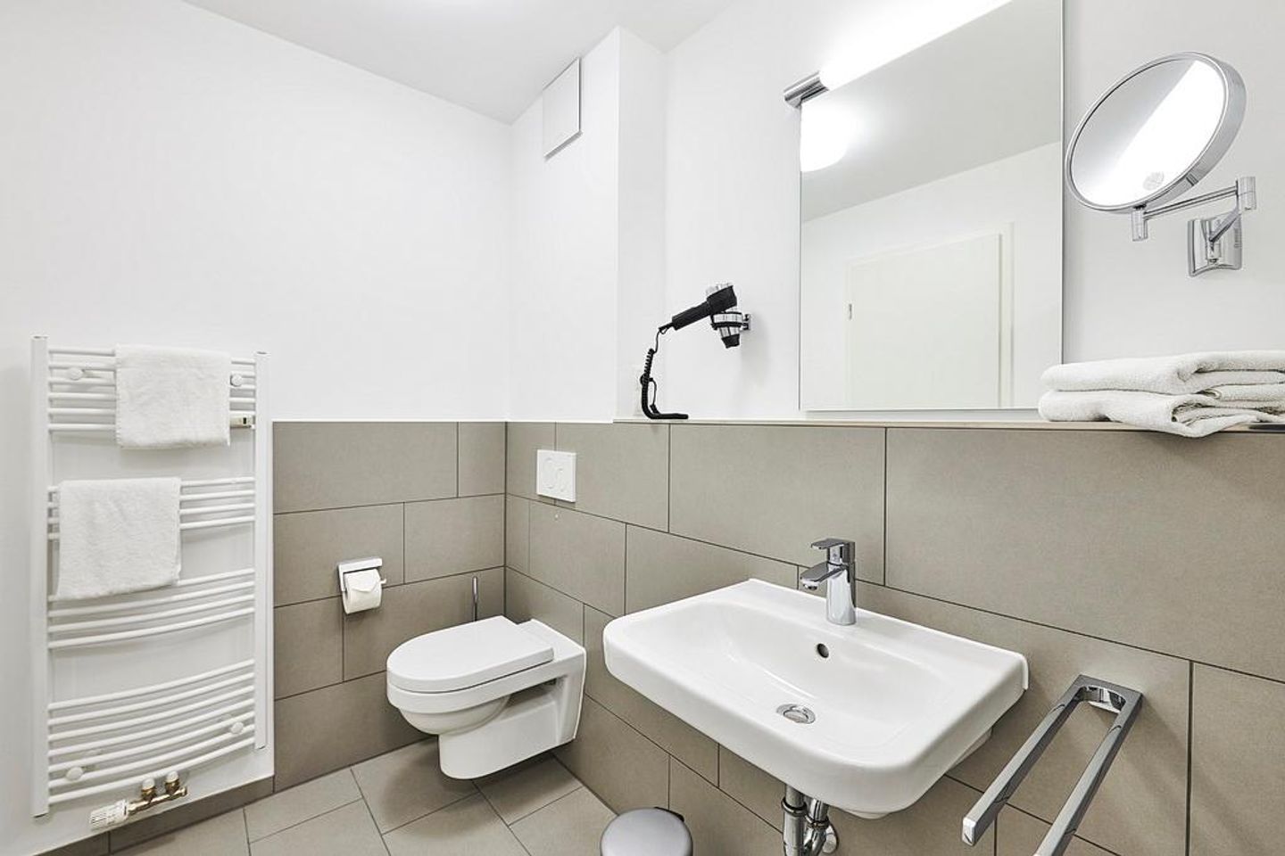 Deichhäuser Anna Küste Deichhäuser Anna Küste 2-21 Bensersiel - Badezimmer mit Waschtisch und WC