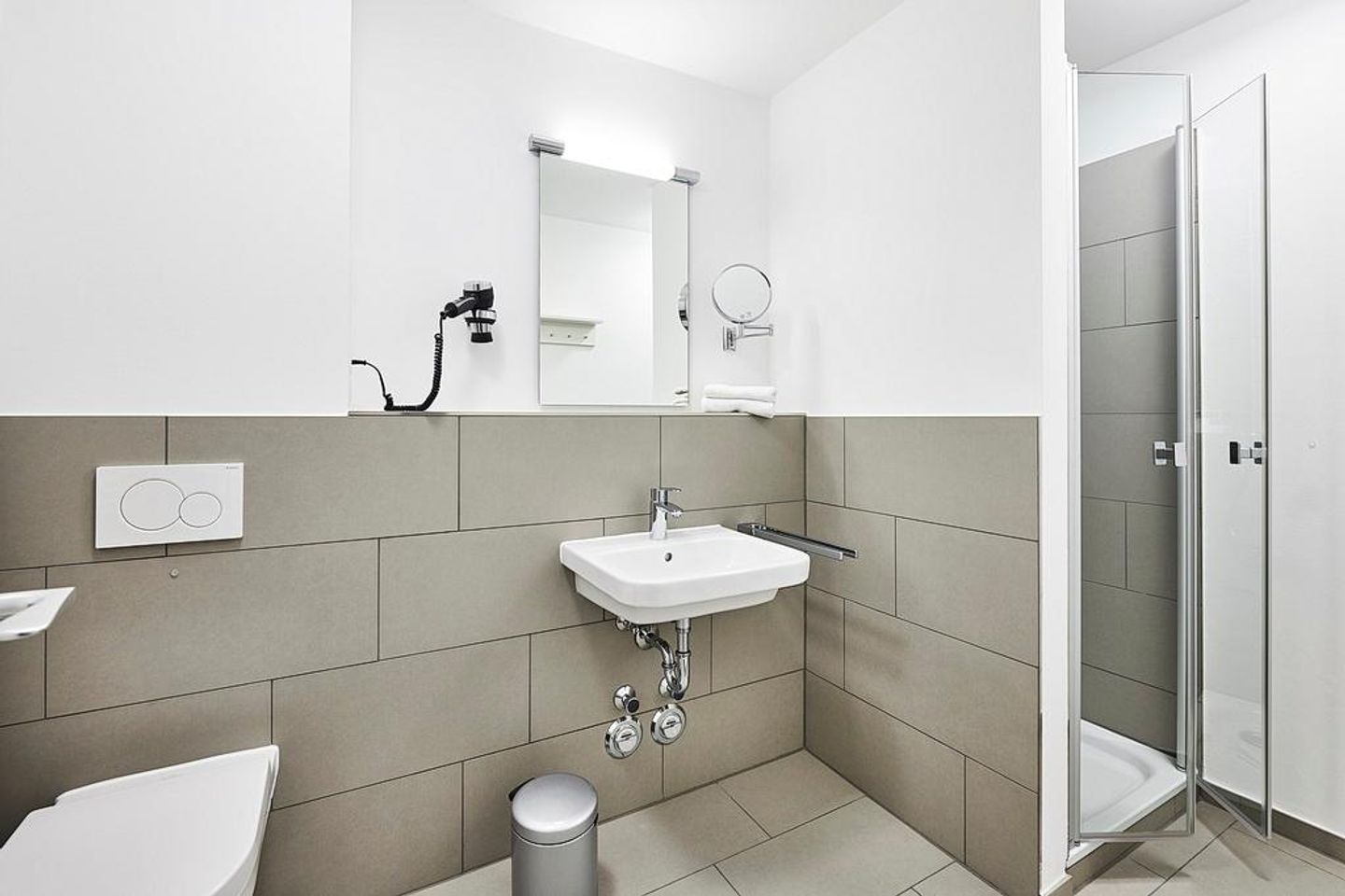 Deichhäuser Anna Küste Deichhäuser Anna Küste 2-21 Bensersiel - Badezimmer mit Waschtisch, Dusche, und WC