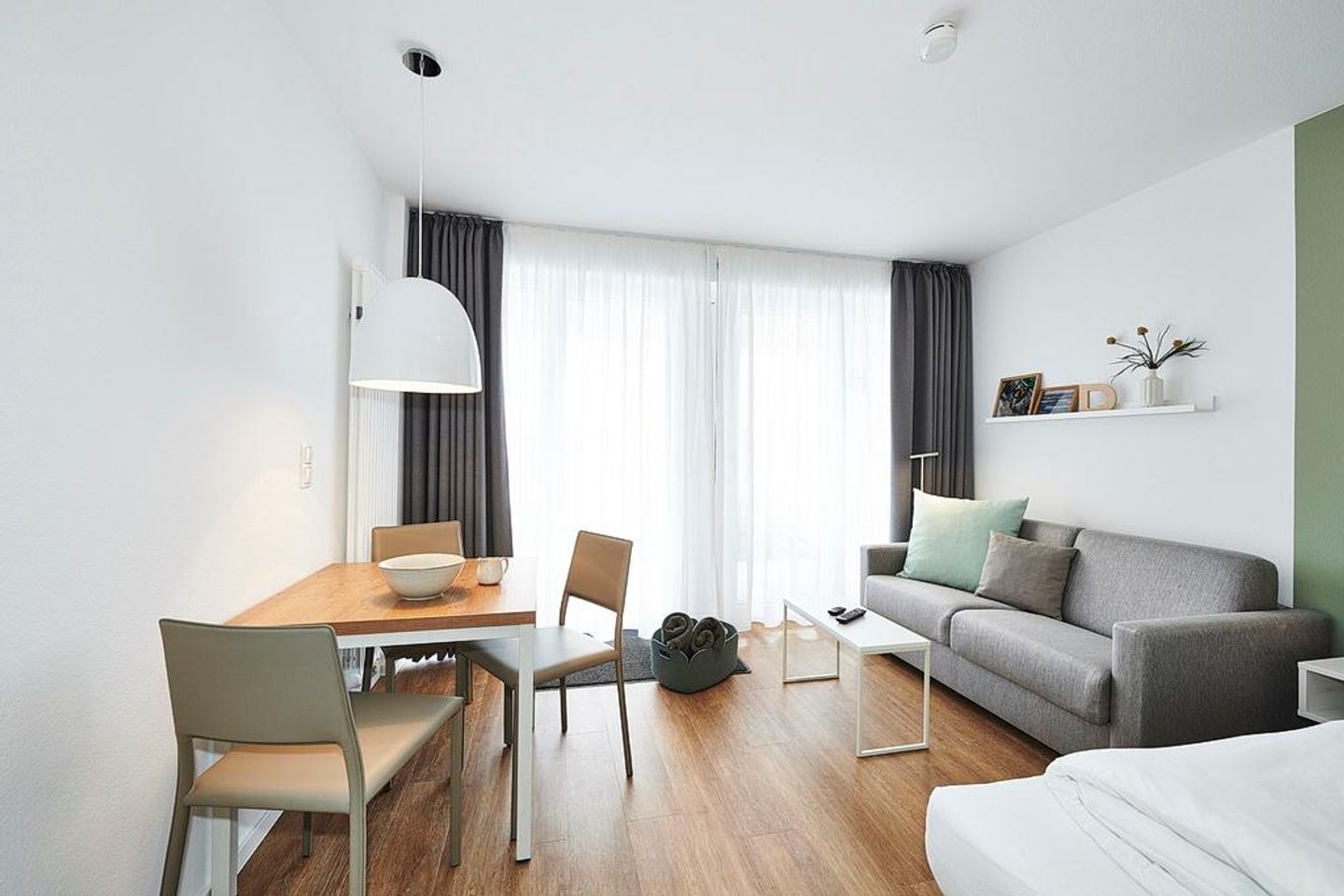 Deichhäuser Anna Küste Deichhäuser Anna Küste 2-22 Bensersiel - Wohn/Essbereich mit Esstisch, Couch und Doppelbett