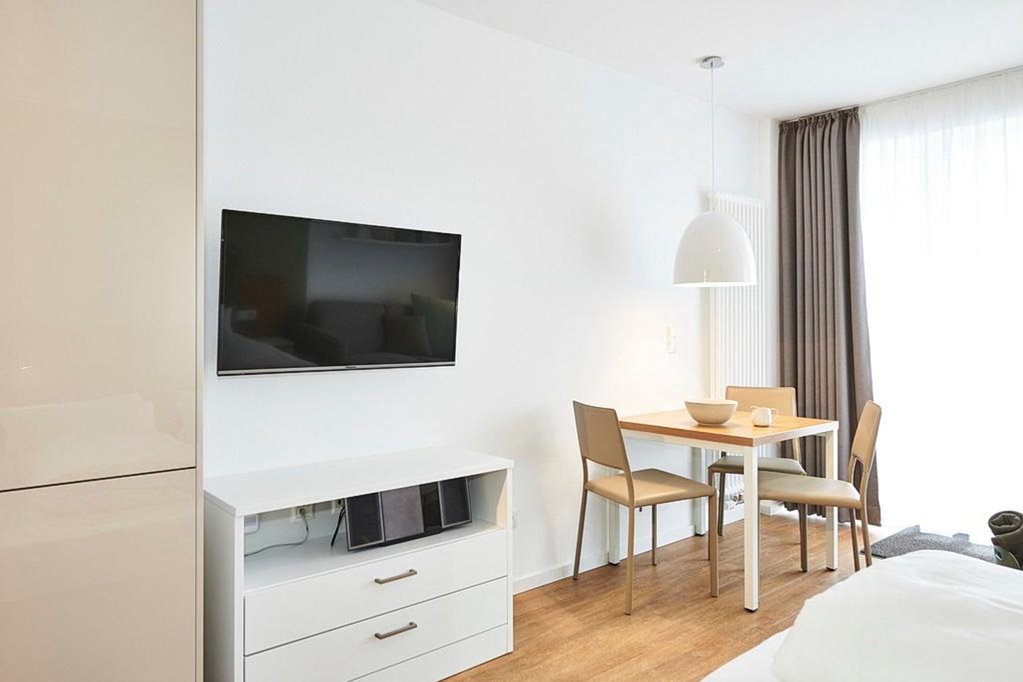 Deichhäuser Anna Küste Deichhäuser Anna Küste 2-22 Bensersiel - Wohn/Essbereich mit Esstisch und TV